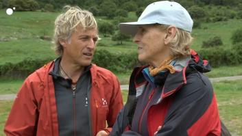 Mercedes Milá pilla a Jesús Calleja orinando en mitad del rodaje y lo sube a Instagram: "¿No tiene un lavabo?"