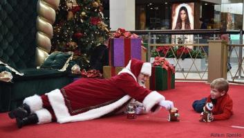 Un Papá Noel atendiendo a un niño autista se convierte en viral
