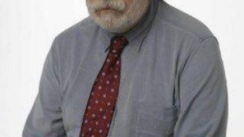 Entrevista a Joaquín Estefanía: "No está deteriorada la política, sino lo público"