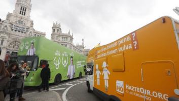 La autocaravana de HazteOir se cruza con el autobús de 'El Intermedio'