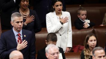 Por qué Alexandria Ocasio-Cortez juró el cargo vestida totalmente de blanco
