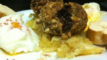 Revuelta de morcilla de Burgos con un par de huevos