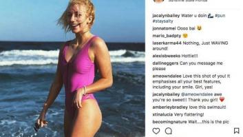 La foto en bañador que le ha costado el despido a esta cheerleader