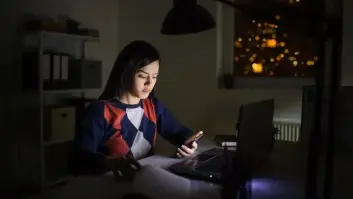 El agotamiento laboral está dañando tu relación