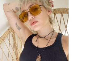 El collar vagina que Miley Cyrus lleva en esta foto es una verdadera joya