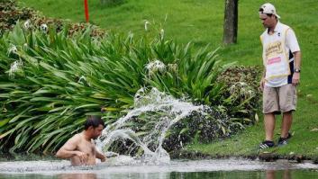 Vídeo: el golfista Pablo Larrazábal salta al agua perseguido por abejas en el Open de Malasia
