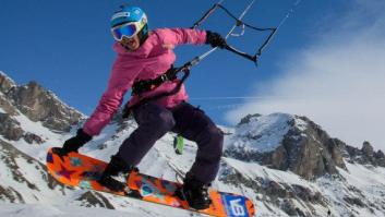 Velocidad de vértigo con una tabla de snow y una cometa