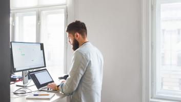 Trabajar de pie podría ser la clave para la felicidad en la oficina, según un estudio