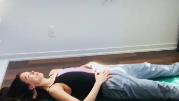 Cinco posturas fáciles de yoga para aliviar la ansiedad