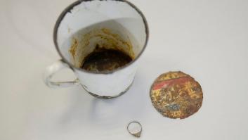 Siete décadas después, descubren joyas en el fondo oculto de una taza de Auschwitz