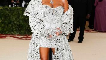Rihanna se viste de papa en la Gala del Met y responde a nuestras plegarias
