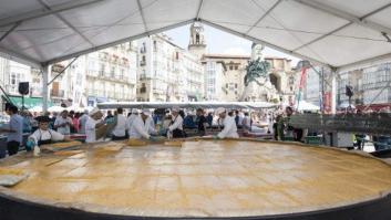 Vitoria hace la tortilla de patatas más grande del mundo, que entrará en el Guinness