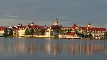 Buscan a un niño de dos años al que un caimán arrastró al agua en Disney World en Orlando