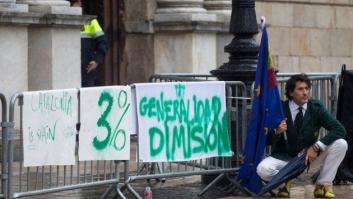 La imagen de Álvaro de Marichalar manifestándose en la Plaza de Sant Jaume llama la atención en las redes