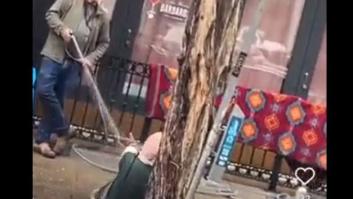 Indignación por el ataque a manguerazos de un galerista a una mujer sin hogar en San Francisco