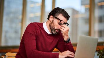 Si trabajas con pantallas y necesitas gafas o lentillas para verlas, la empresa deberá pagártelas