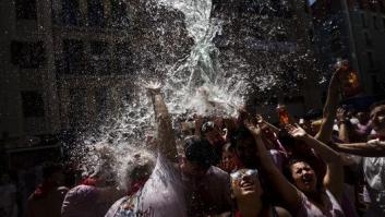 Cascadas en el chupinazo, banderas al viento y pelotas voladoras en Wimbledon, las fotos del martes 6 de julio