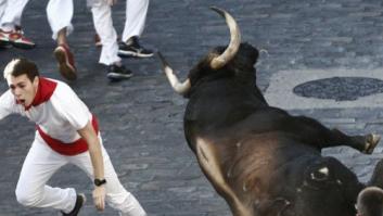 Una manada estirada de Fuente Ymbro crea emoción en el primer encierro 2016