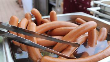 Unos jóvenes escogen como trabajo de fin de grado el desarrollo de una innovadora parrilla que revoluciona la forma de cocinar salchichas