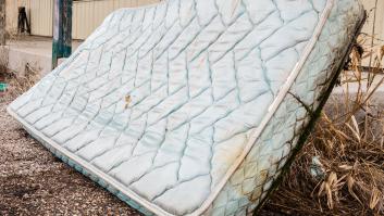 El 'misterio' de los 9.000 colchones abandonados en Torrevieja en tres meses