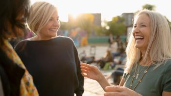 La gente feliz está en la cincuentena y tiene casa, trabajo y servicios básicos cerca
