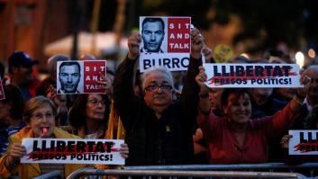 Varios centenares de manifestantes protestan contra Sánchez durante su acto en Viladecans