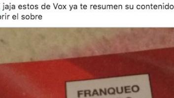 Cachondeo por lo que se ve en la esquina de los sobres electorales de Vox
