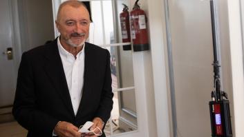 Critican a Pérez-Reverte por vacunarse y él responde con un cuestionario para enmarcar