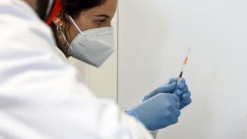 Recibe por error seis dosis de la vacuna contra el coronavirus (y sobrevive)