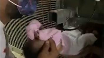 Rescatan a un bebé por un minúsculo hueco de la frontera en Ceuta