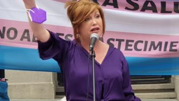 La activista trans Mar Cambrollé salva la vida de milagro tras atravesar una viga el parabrisas de su coche