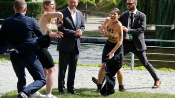 Dos activistas se desnudan ante la sorpresa de Scholz para pedir el embargo al gas ruso