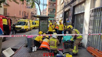 Dos menores heridos críticos al saltar de un quinto piso en llamas en Badalona