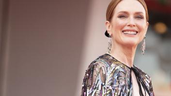 Julianne Moore deslumbra con un 'look' con transparencias a los 61 años