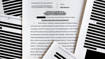 Trump guardaba en su casa documentos de "alto secreto" entre revistas y periódicos, según el informe del FBI