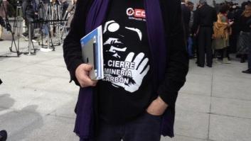 Las camisetas reivindicativas que la Izquierda Plural luce en el debate (FOTOS)