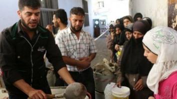 Un hombre ayuda a los sirios atrapados en Alepo durante el Ramadán