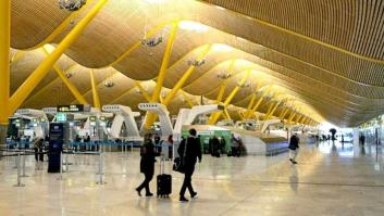 Sanidad comunica a Madrid los dos primeros casos de covid localizados en Barajas