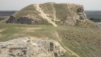 Un castillo del siglo XII está siendo utilizado como pista de motocross
