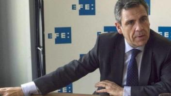 El responsable de la Oficina Antifrau apunta a un micrófono en el despacho de Fernández Díaz