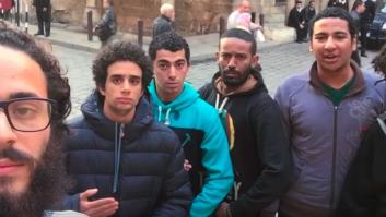 La sonrisa frente a los militares