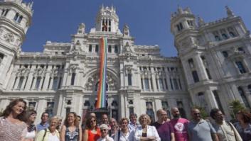 La bandera arcoíris ya ondea en Cibeles convertida en "tradición", según Carmena