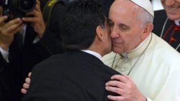 Maradona y el papa celebran entre besos el primer Partido por la Paz (FOTOS)