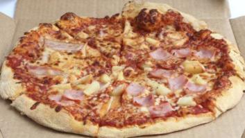 La caja de pizza que se convierte en platos y almacena las sobras en poco espacio (GIFS)