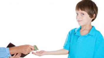 Los padres españoles dan a sus hijos la tercera paga más generosa de Europa (INFOGRAFÍA)