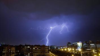 Un potente láser consigue desviar rayos hacia el cielo para evitar su impacto