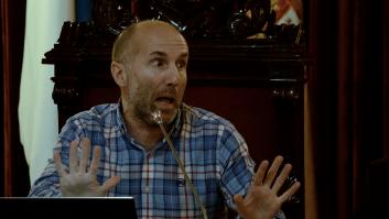 El alcalde de Ourense no puede hablar y muestra la peculiar forma en la que dirige el Ayuntamiento