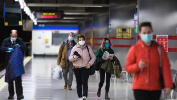 El Gobierno asegura que la mascarilla dejará de ser obligatoria en el transporte público "de forma inminente"