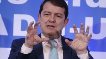 Mañueco, el primer líder del PP en condenar expresamente la agresión a Pedro Sánchez