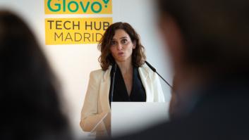 Ayuso negocia con Glovo el reparto de comida a los más vulnerables pese a las multas millonarias